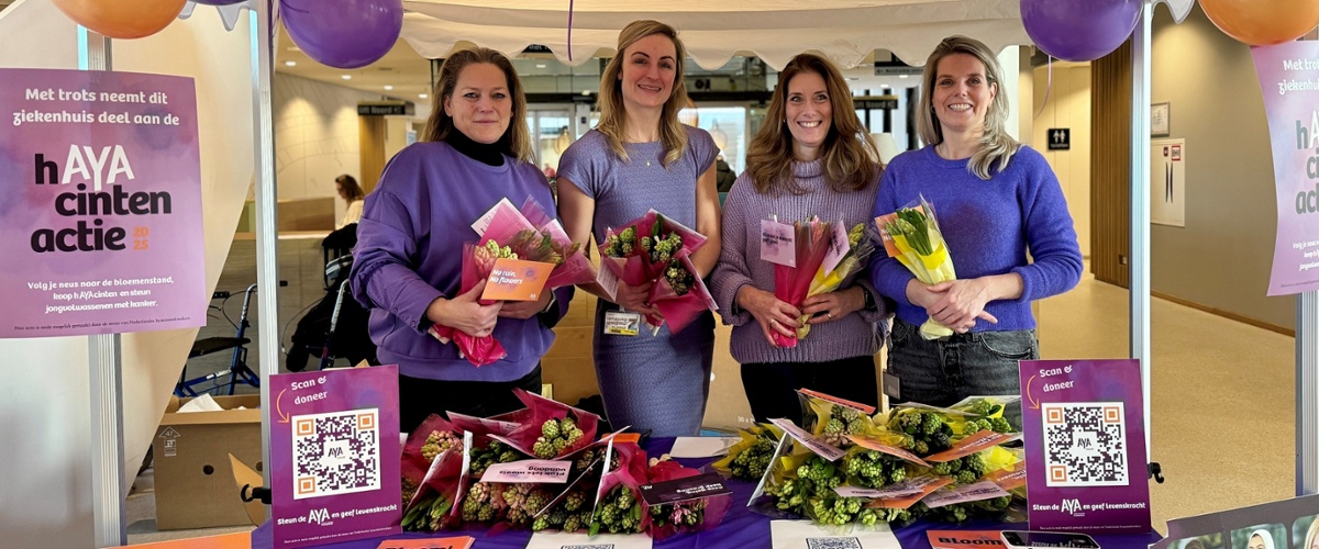 Vrijwilligers en verpleegkundigen Birgit Daane, Paulien van der Meulen, Diana Broekhuijsen, Joyce Geenen bij een stand van AYA