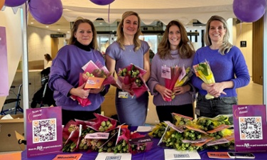 Vrijwilligers en verpleegkundigen Birgit Daane, Paulien van der Meulen, Diana Broekhuijsen, Joyce Geenen bij een stand van AYA