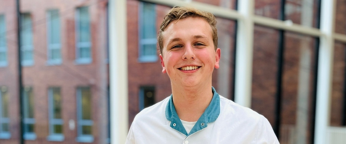 Portret Student Roy Schippers in de centrale hal van het ZMC