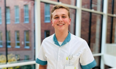 Portret Student Roy Schippers in de centrale hal van het ZMC